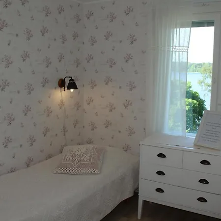 Labbnaes Semesterhem Guest house *