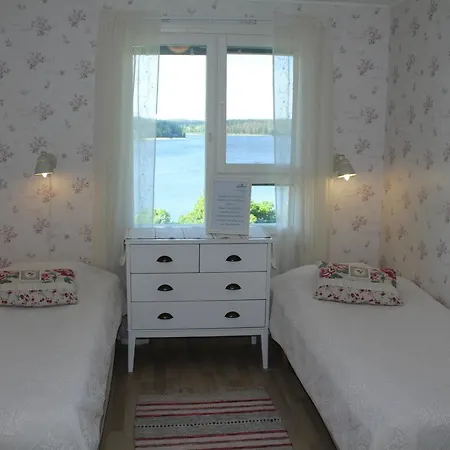 Labbnaes Semesterhem Guest house