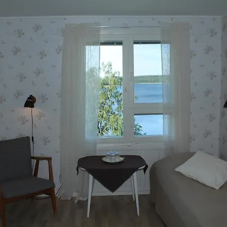 Labbnaes Semesterhem Guest house *